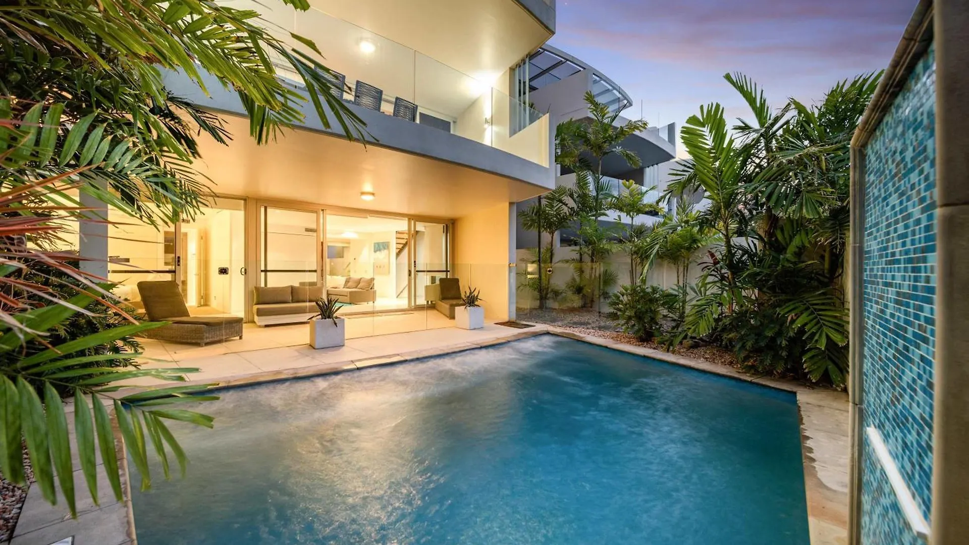Absolute Beachfront Marcoola - Private Pool - Private Spa Bath - Games
