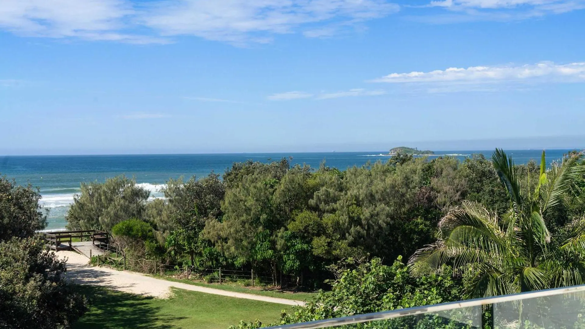 Absolute Beachfront Marcoola - Private Pool - Private Spa Bath - Games Holiday home