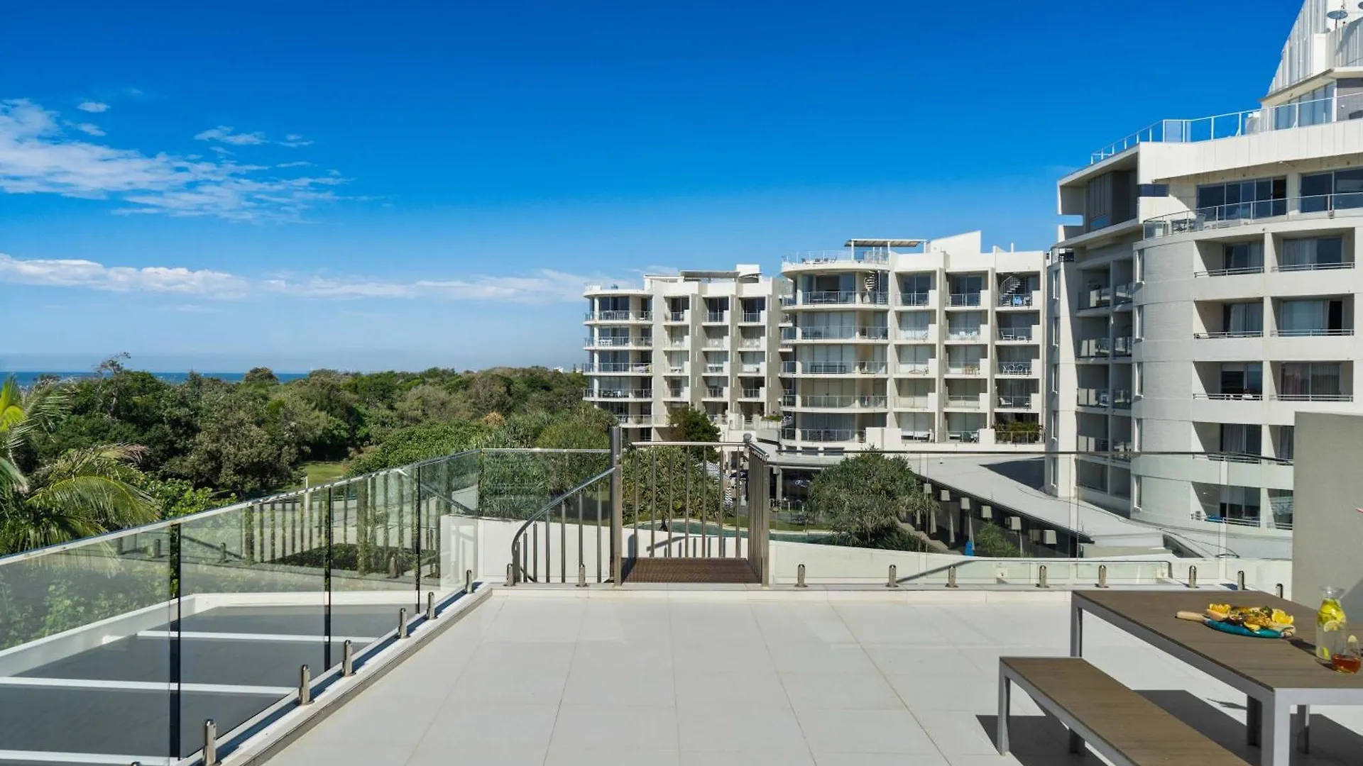 Absolute Beachfront Marcoola - Private Pool - Private Spa Bath - Games