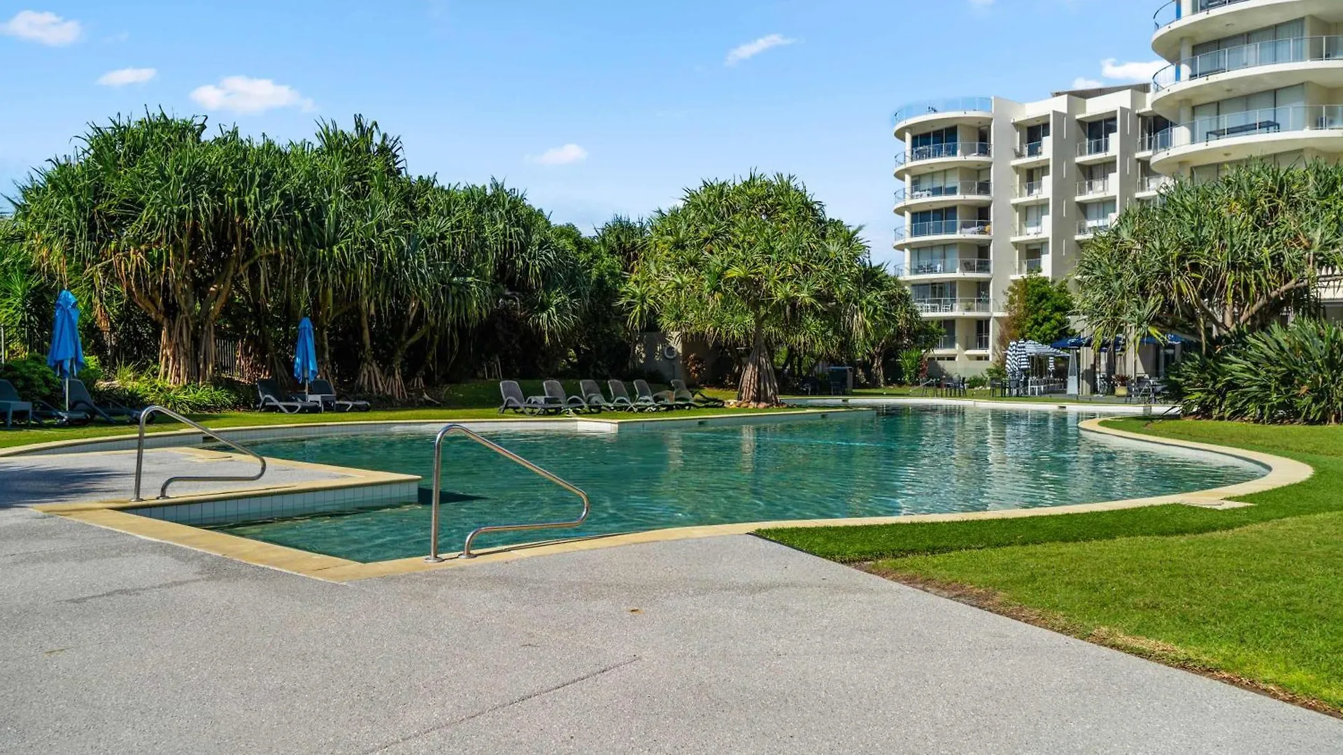 Absolute Beachfront Marcoola - Private Pool - Private Spa Bath - Games